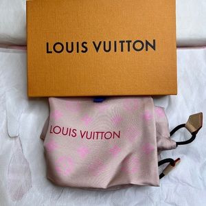 NEW Louis Vuitton Light Pink Silk Drawstring Pouch 🌸💕